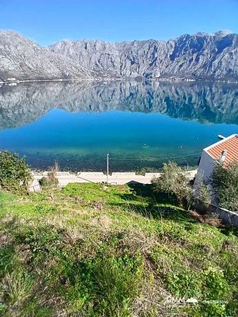 Satılık Arsa – Kotor, Stoliv’te Deniz Manzaralı 2.200 m²
